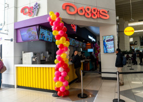 Doggis-Barrio-Chick-en-importante-holding-mexicano-1